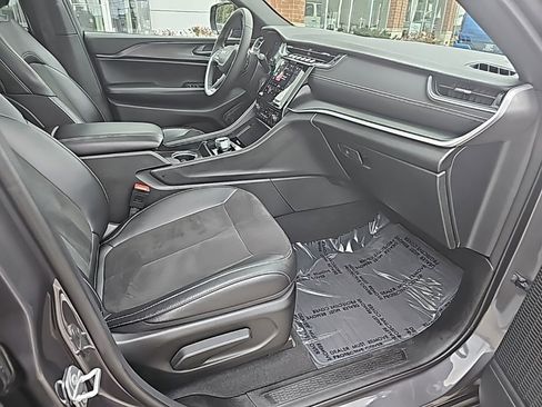 Certified 2025 Jeep Grand Cherokee Altitude image 27