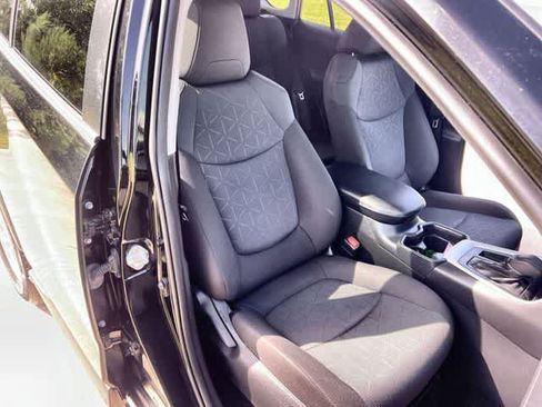 Used 2020 Toyota RAV4 XLE FWD image 12
