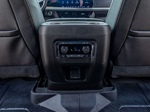 Used 2026 Chevrolet Suburban High Country AWD/4WD image 33