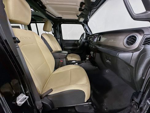 Used 2018 Jeep Wrangler Unlimited Sahara w/ Cold Weather Group AWD/4WD image 26