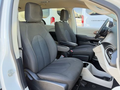 Used 2023 Chrysler Voyager LX image 31
