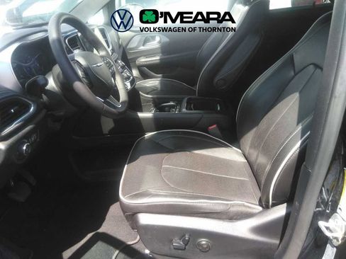 Used 2026 Chrysler Pacifica Limited FWD image 4