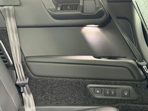 New 2025 Land Rover Range Rover Long Wheelbase SE image 35