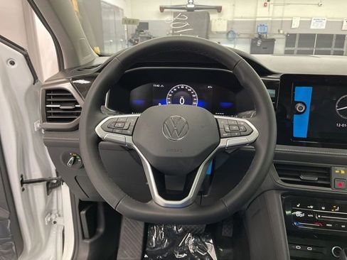 New 2026 Volkswagen Taos SE image 15