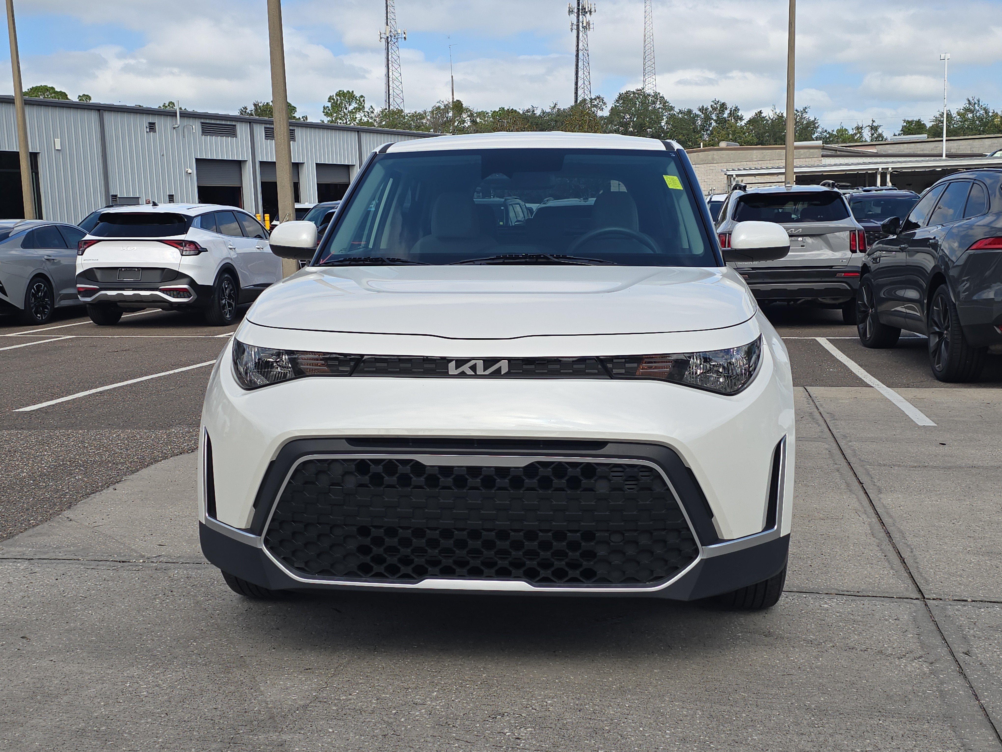 Certified 2025 Kia Soul LX w/ LX Technology Package FWD image 3