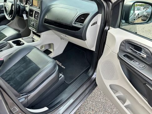 Used 2016 Dodge Grand Caravan SXT FWD image 21