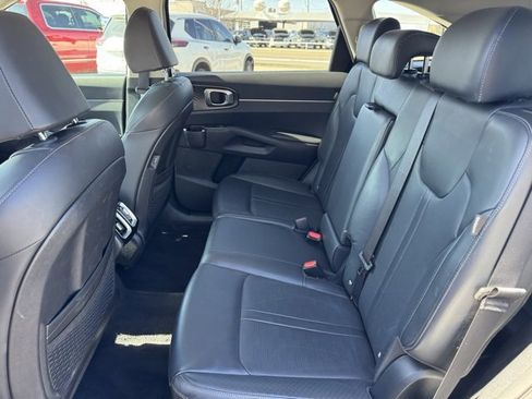 Used 2024 Kia Sorento S image 12