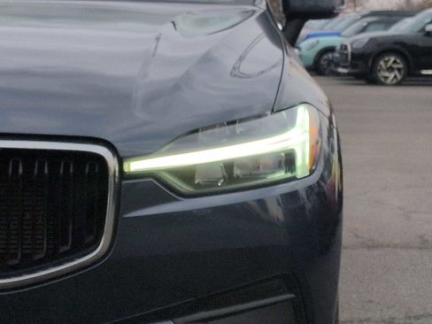 Used 2021 Volvo XC60 T5 Momentum w/ Advanced Package image 11