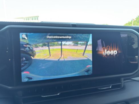 Used 2025 Jeep Gladiator Mojave AWD/4WD image 21