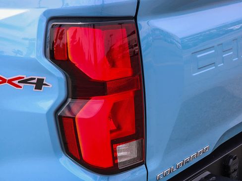 Used 2025 Chevrolet Colorado LT w/ LT Convenience Package image 7