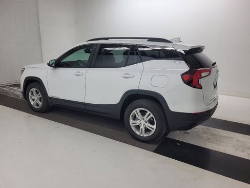 Used 2024 GMC Terrain SLE w/ Driver Convenience Package image 3