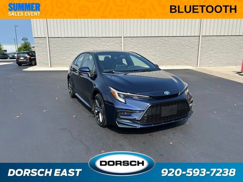 Used 2025 Toyota Corolla SE w/ SE Premium Package FWD image 3