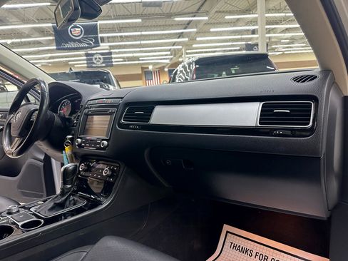 Used 2015 Volkswagen Touareg Sport image 36