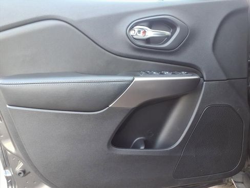 Used 2019 Jeep Cherokee Latitude Plus w/ Comfort/Convenience Group image 10