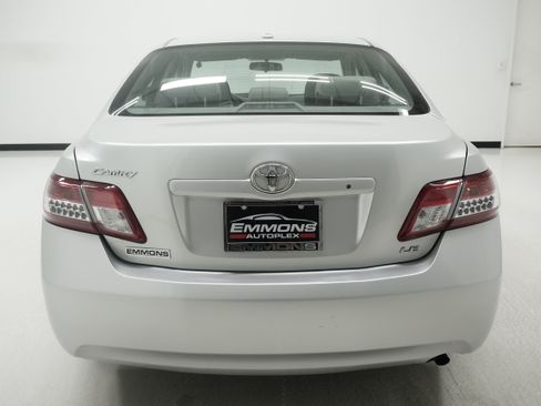 Used 2010 Toyota Camry LE FWD image 4