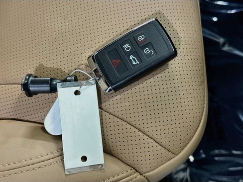 Used 2025 Land Rover Discovery Dynamic SE AWD/4WD image 39