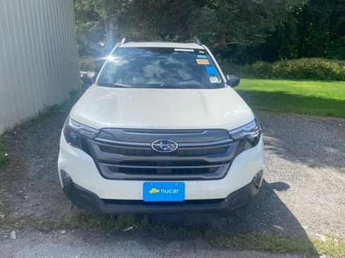 Used 2025 Subaru Forester Premium AWD/4WD image 2