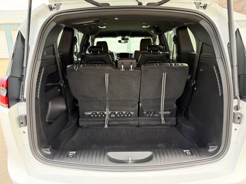 Used 2023 Chrysler Pacifica Touring-L w/ S Appearance Package image 11