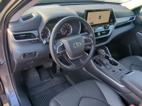 Certified 2024 Toyota Highlander XLE image 9