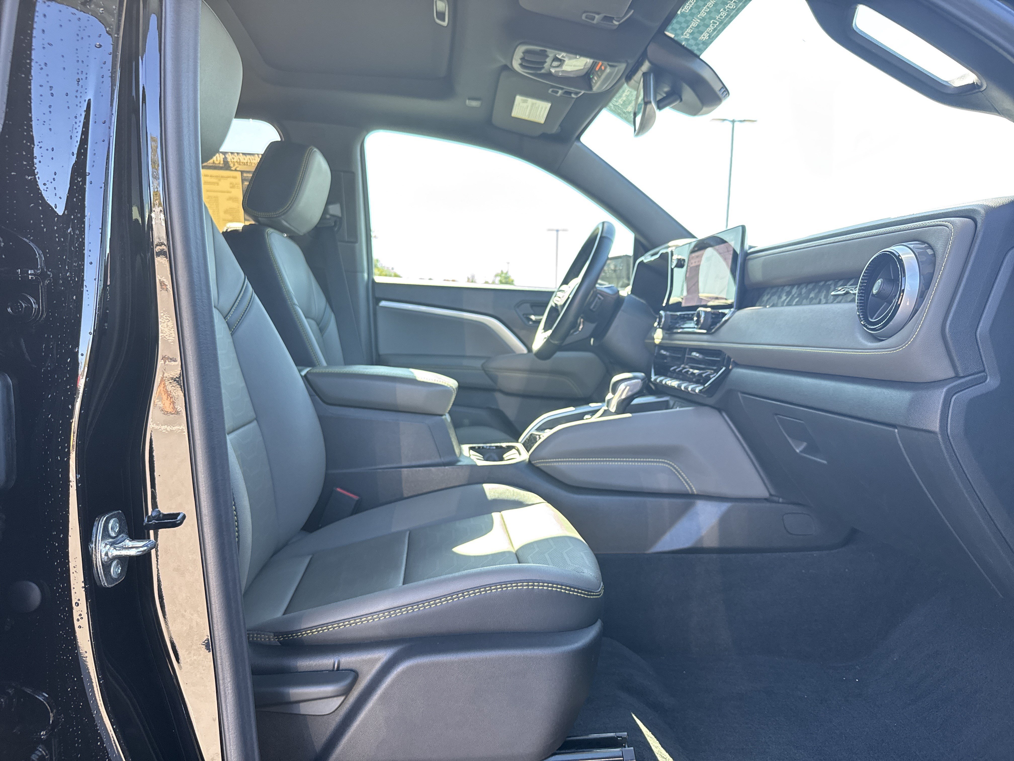 Used 2025 Chevrolet Colorado ZR2 w/ Technology Package AWD/4WD image 32