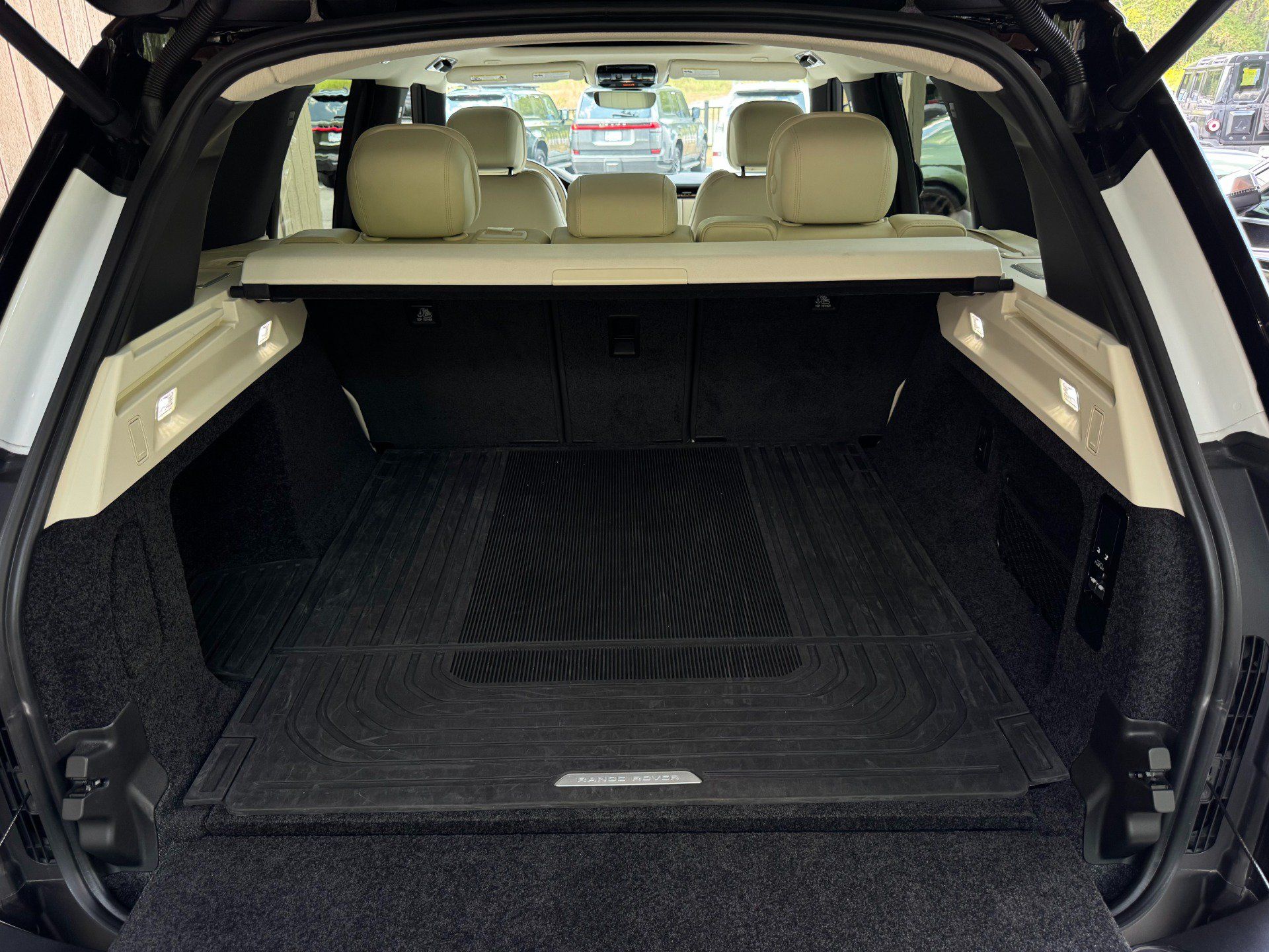 Used 2025 Land Rover Range Rover SE AWD/4WD image 41