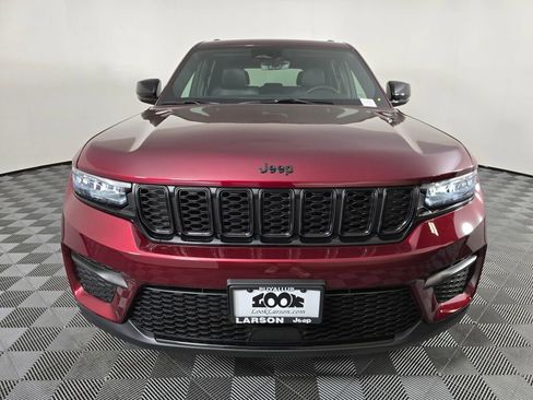 New 2025 Jeep Grand Cherokee Altitude image 9