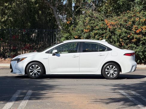 Used 2021 Toyota Corolla LE FWD image 2