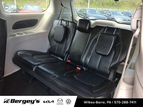 Used 2024 Chrysler Pacifica Touring-L FWD image 12