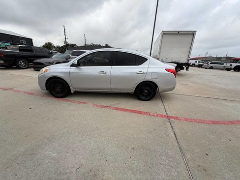 Used 2014 Nissan Versa SV image 2