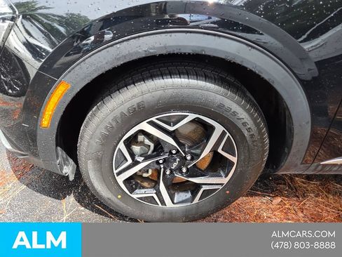 Used 2025 Kia Sportage LX FWD image 2