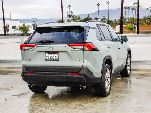 Used 2020 Toyota RAV4 XLE Premium image 9