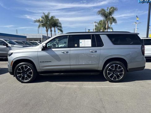 Used 2025 Chevrolet Suburban RST image 8