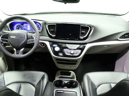 Used 2024 Chrysler Pacifica Touring-L FWD image 19