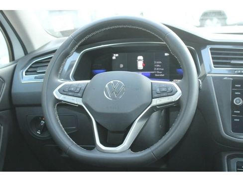 Used 2023 Volkswagen Tiguan SE image 14