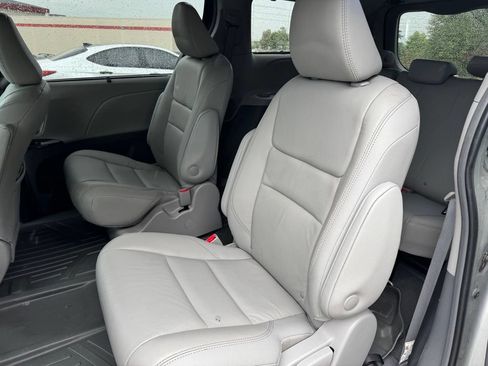 Used 2019 Toyota Sienna XLE w/ XLE Navigation Package AWD/4WD image 5