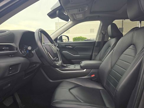 Certified 2024 Toyota Highlander XLE image 23