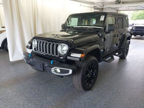 Used 2024 Jeep Wrangler Unlimited Sahara w/ Safety Group AWD/4WD image 5