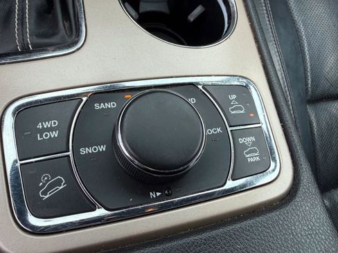 Used 2017 Jeep Grand Cherokee Overland image 30