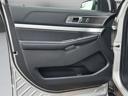 Used 2016 Ford Explorer XLT image 28