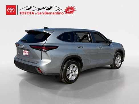 Certified 2024 Toyota Highlander LE image 5