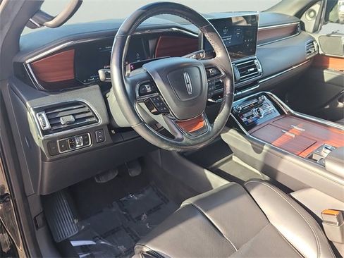 Used 2024 Lincoln Navigator Premiere image 23