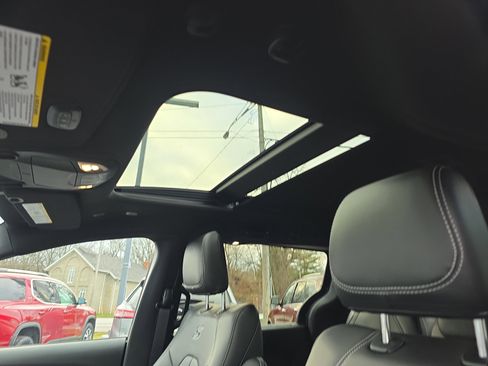 New 2026 Chrysler Pacifica Select w/ S Appearance Package FWD image 5