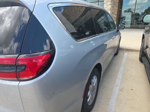 Used 2023 Chrysler Pacifica Touring-L FWD image 6