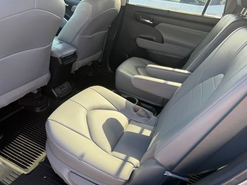 Used 2023 Toyota Highlander XLE image 10
