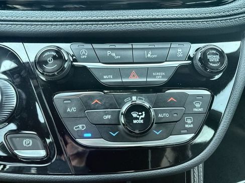 Used 2026 Chrysler Pacifica Limited AWD/4WD image 19