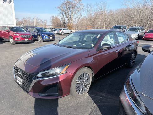 Used 2024 Nissan Altima 2.5 SV image 3
