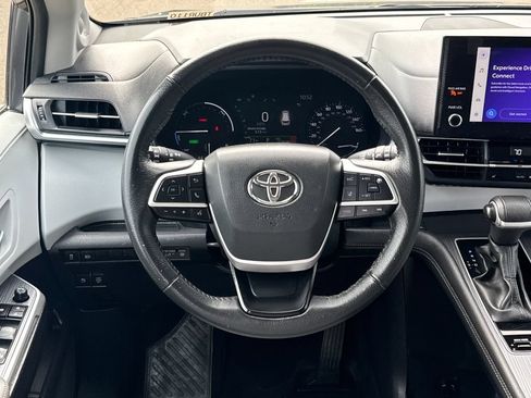 Used 2025 Toyota Sienna XLE w/ XLE Plus Package AWD/4WD image 16