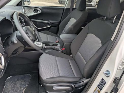 Used 2025 Kia Soul LX image 7