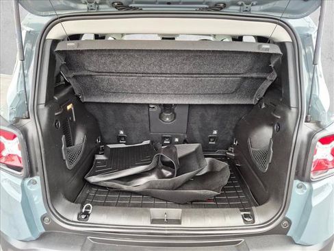 Used 2018 Jeep Renegade Altitude w/ UConnect 8.4 Nav Group FWD image 18