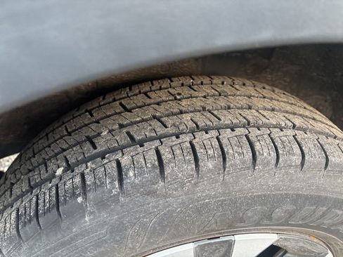 Used 2018 Toyota RAV4 LE FWD image 8